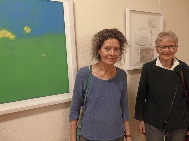 Mary Horstschulze (rechts) und Beatrix...re Kunst im Schliengener Rathaus aus.   | Foto: Bianca Flier