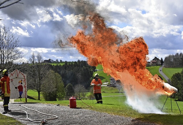 Was geschieht, wenn nur ein Becher Was...ndrcklich die Freiwillige Feuerwehr.   | Foto: Benedikt Sommer