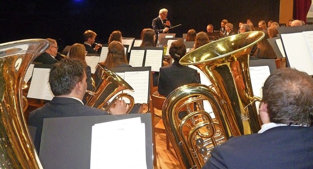 Das Orchester unter Leitung von Siegfried Rappenecker im Haus des Gastes.  | Foto: Bernd Fackler