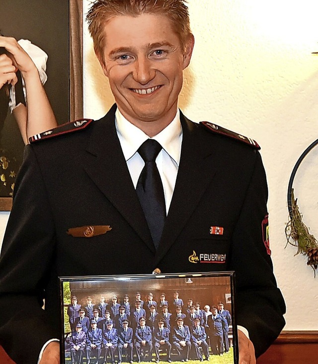 Abteilungskommandant Sascha Kaltenbach berreichte ein aktuellen Gruppenbild.  | Foto: Horst Dauenhauer