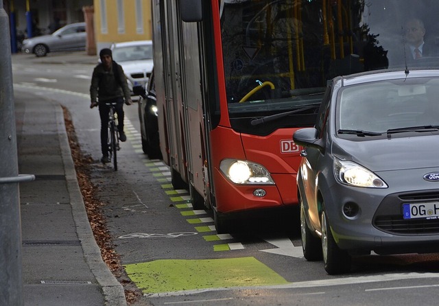 Selbstbewusstes Radfahren auf Radschut...n Abstand berholender Kraftfahrzeuge.  | Foto: Helmut Seller