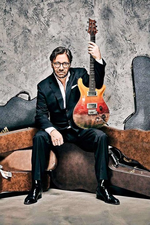 Der Mann mit der Gitarre: Al di Meola tritt beim Freiburger ZMF auf.  | Foto: Ben Wolf