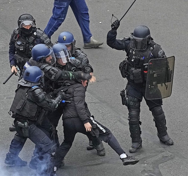 Polizisten gehen gegen Demonstranten vor.  | Foto: Christophe Ena (dpa)