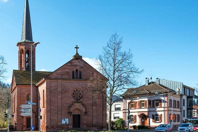 Die evangelische Kirche Waldkirch und rechts daneben das Pfarrhaus  | Foto: Helmut Rothermel