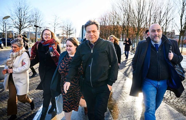 Wenn es verschiedene Meinungen zu eine...und Klimaschutzminister Robert Habeck.  | Foto: Bernd von Jutrczenka (dpa)