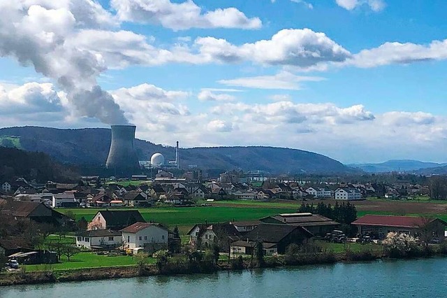 Das Schweizer Kernkraftwerk Leibstadt ...n. Im Vordergrund liegt das Dorf Full.  | Foto: Juliane Schlichter