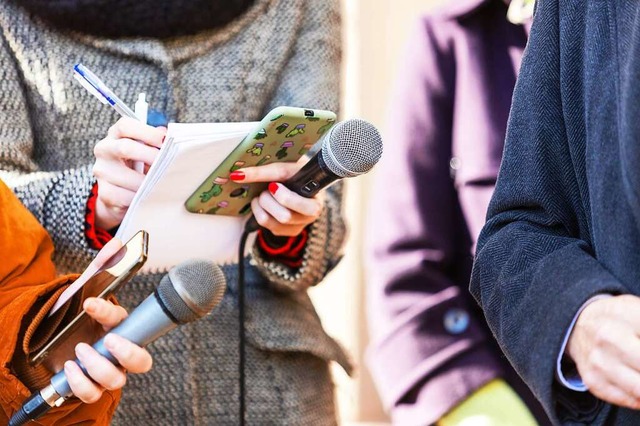 Lokalreporter sind immer mittendrin. Doch auch ihr Berufsbild ndert sich.  | Foto: Mihajlo Maricic / stock.adobe.com