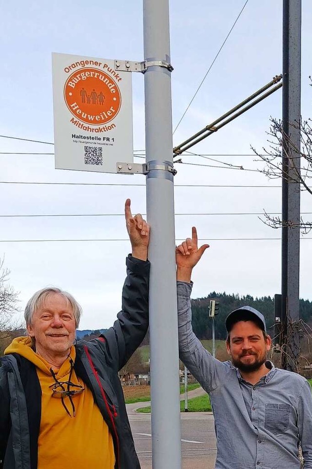 Burkhard und Tobias Werner freuen sich ber den orangenen Punkt in Heuweiler.  | Foto: Burkhard Werner