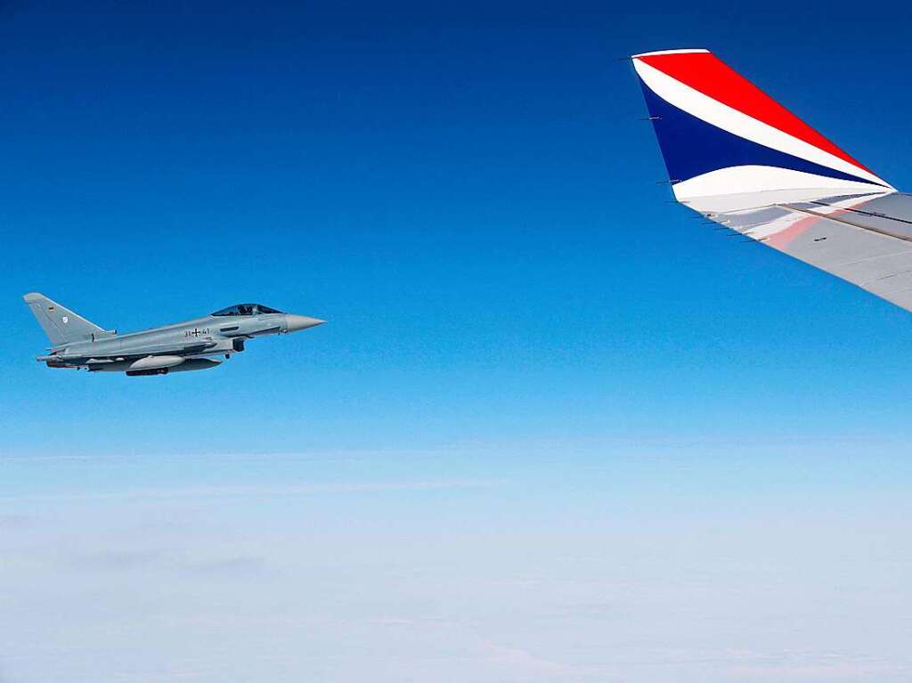 Ein deutscher Eurofighter-Jet eskortiert das Flugzeug des britischen Knigs durch den deutschen Luftraum.