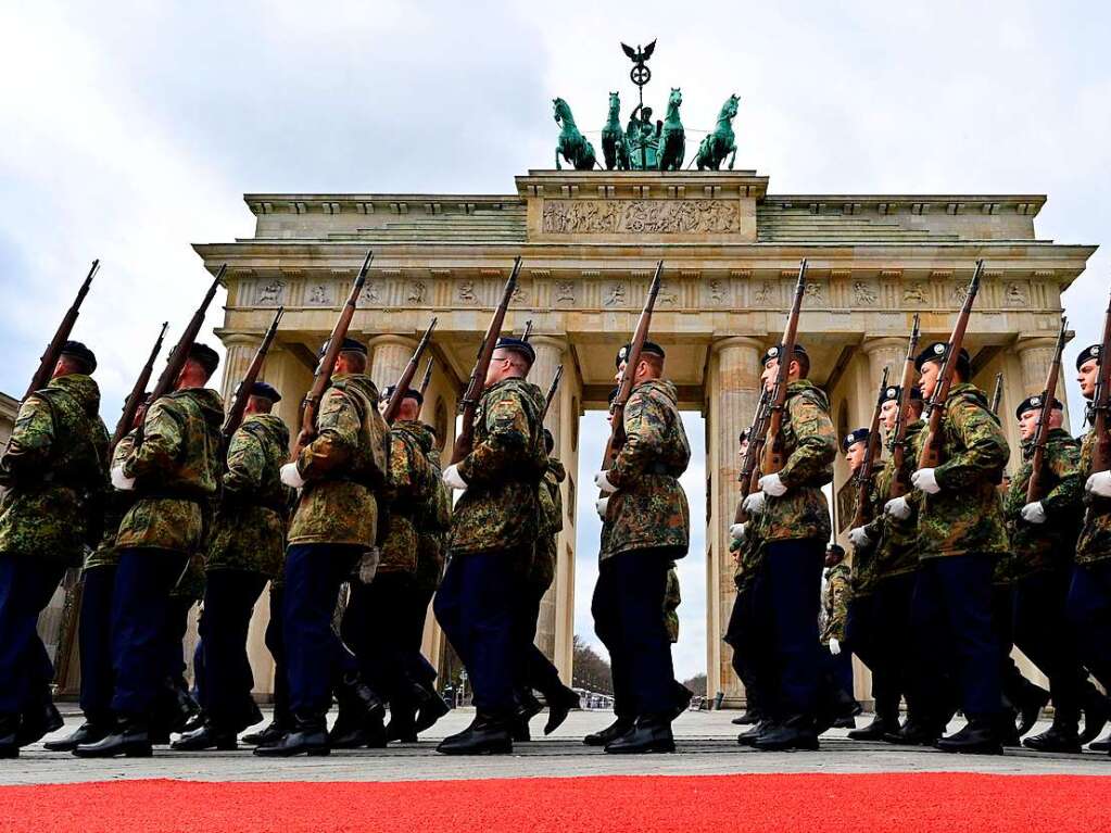 Soldaten haben sich vor dem Brandenburger Tor aufgestellt, um den britischen Knig Charles III. mit militrischen Ehren zu begren.