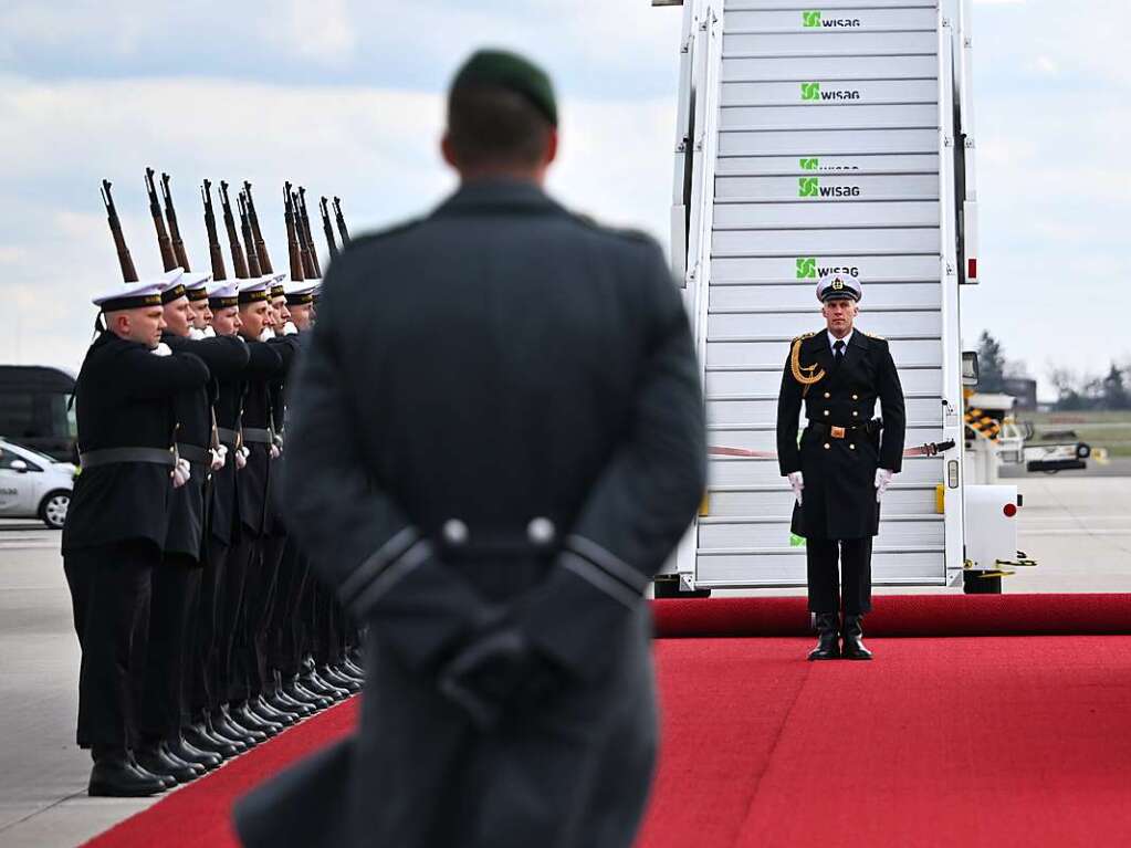 Das Wachbataillon bt am Flughafen BER vor der Ankunft des britischen Knigs Charles III.