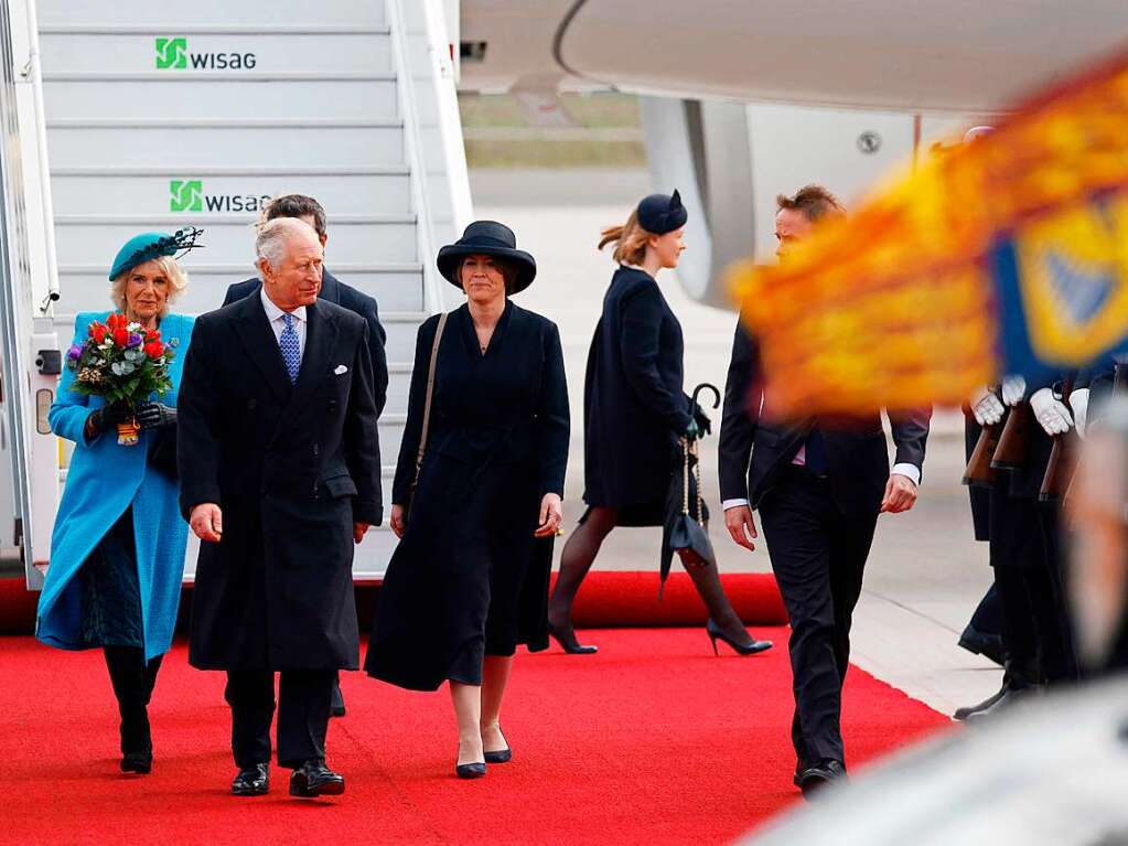 Knig Charles III. von Grobritannien wird am Flughafen BER begrt.