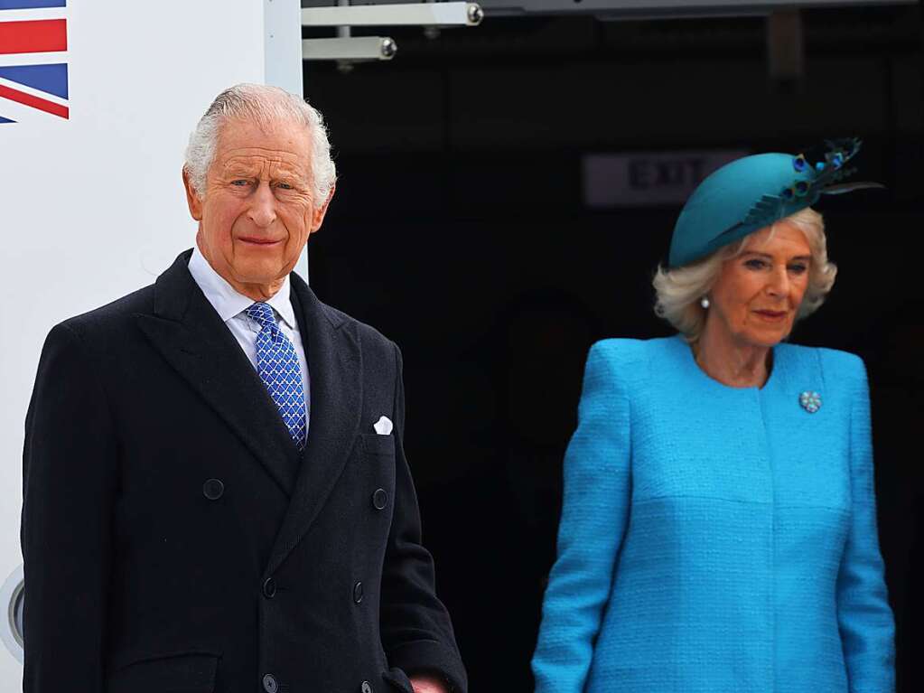 Knig Charles III. und Camilla verlassen das Flugzeug.