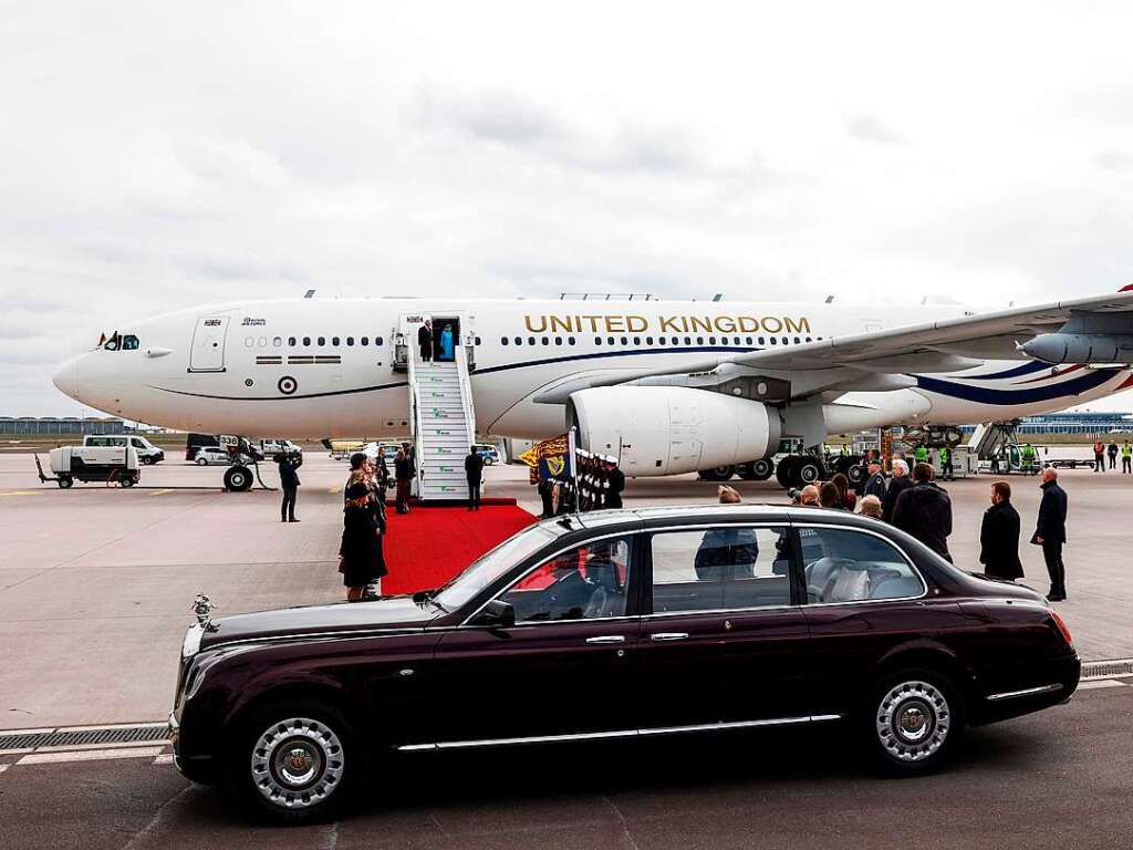 Die Limousine wartet bereits auf das britische Knigspaar. Im Hintergrund steht die Maschine nach der Landung.