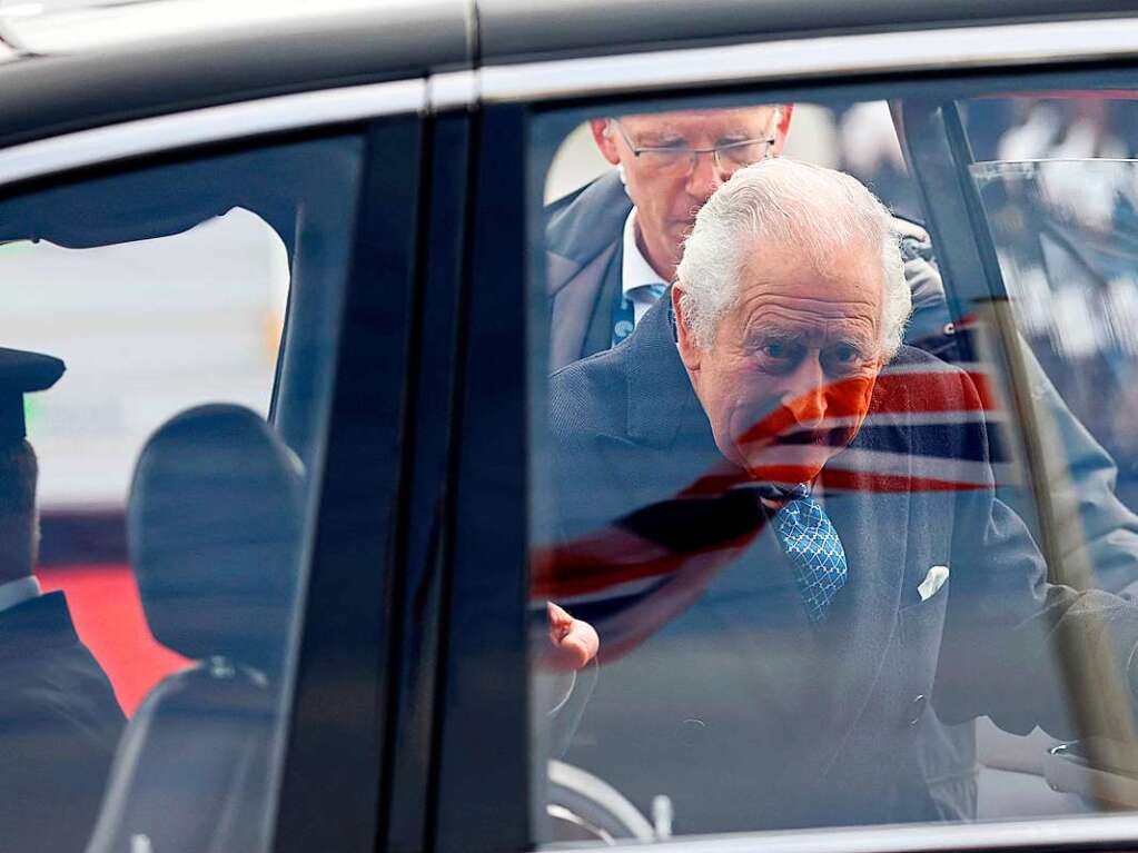 Knig Charles III. steigt in die Limousine