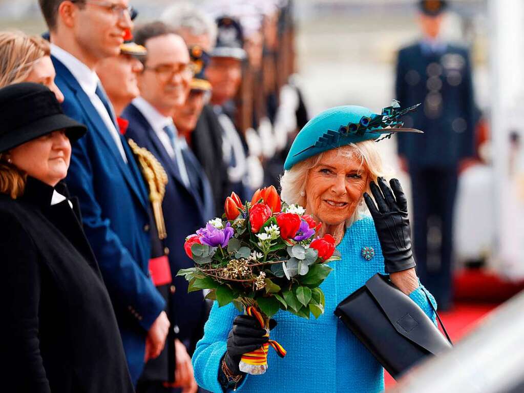 Camilla wird am Flughafen BER begrt.