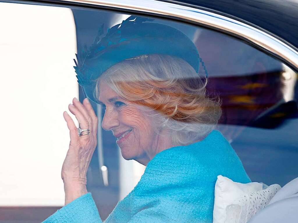 Camilla winkt aus der Limousine.