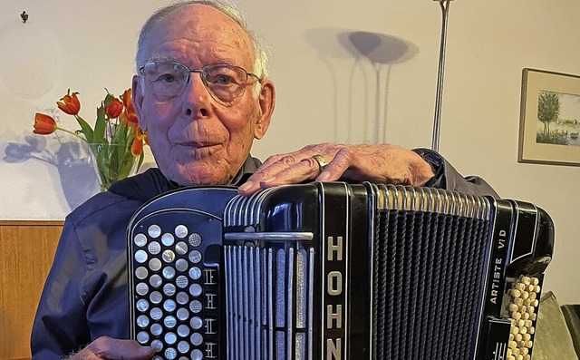 Hat schon 80 Jahre musiziert: Jubilar Manfred Albrecht.   | Foto: Sarah Lffler