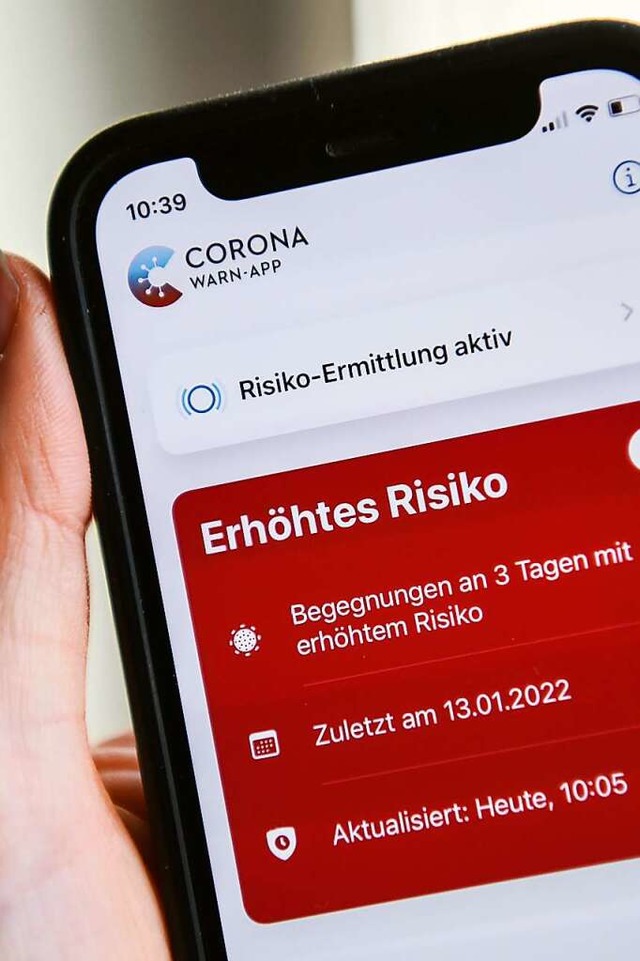 In die Corona-Warnapp knnen mittlerweile auch Selbsttests eingegeben werden.  | Foto: Kira Hofmann (dpa)