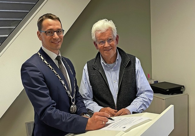 Gemeinderat Lutz Hansen (rechts) verpf...ite Amtszeit als Marchs Brgermeister.  | Foto: Mario Schneberg