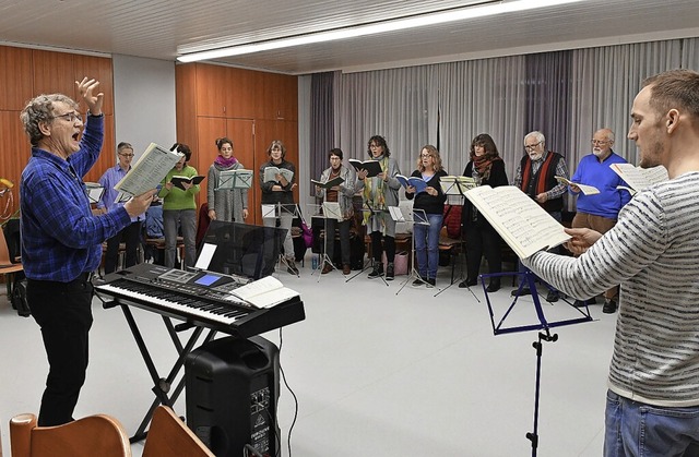 Der Chor bereitet sich unter Leitung v...Kippenheimweiler auf die Konzerte vor.  | Foto: Wolfgang Knstle