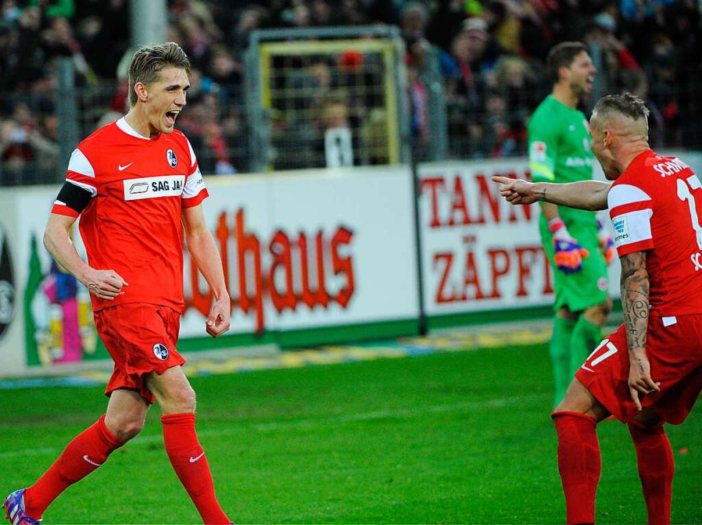 Mittendrin ist er auch bei seinem Debt fr den SC Freiburg. Gleich dreimal trifft er als Joker im Heimspiel gegen Eintracht Frankfurt am 31. Januar 2015. Sein Dreierpack sorgt fr den 4:1-Heimsieg zum Rckrundenauftakt.