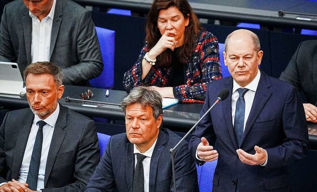 Im Bundestag verteidigte Kanzler Olaf ...ebnisse der dreitgigen Verhandlungen.  | Foto: Kay Nietfeld (dpa)