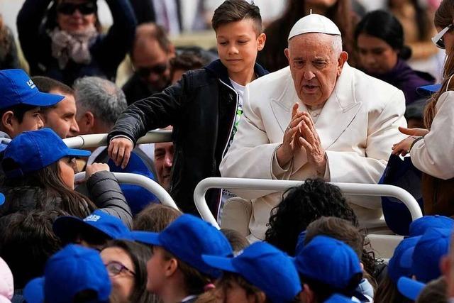 Papst Franziskus mit Atemwegsinfektion im Krankenhaus