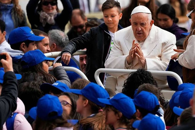 Papst Franziskus trifft am Mittwochmor...udienz auf dem Petersplatz im Vatikan.  | Foto: Alessandra Tarantino (dpa)