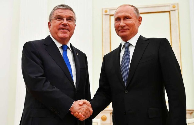 Freundschaftliches Handshake: IOC-Prs...und Russlands Prsident Wladimir Putin  | Foto: Yuri Kadobnov (dpa)