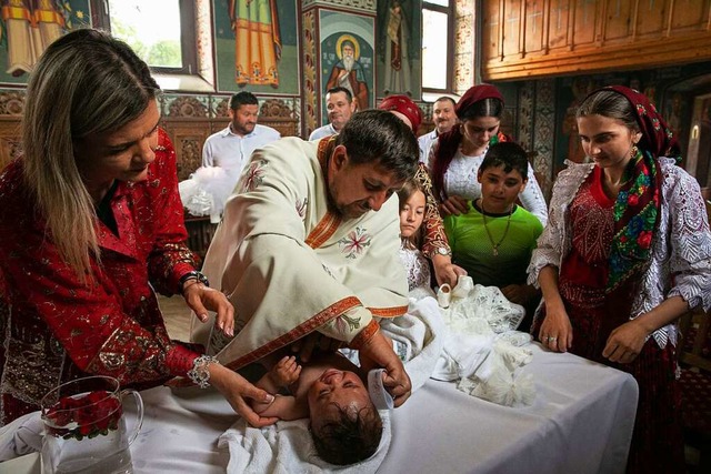 Die kleine Maria wird getauft, links Patin Iuliana, ganz rechts Mutter Uca.  | Foto: Sascha Montag