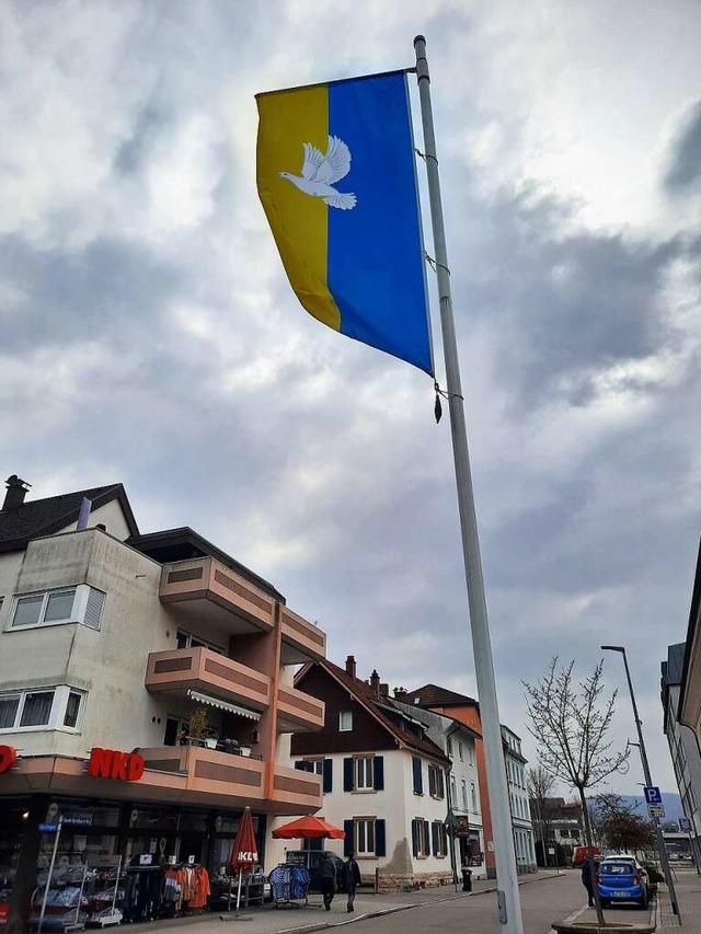 Die ukrainische Flagge mit Friedenstaube weht in Grenzach-Wyhlen.  | Foto: Erika Bader