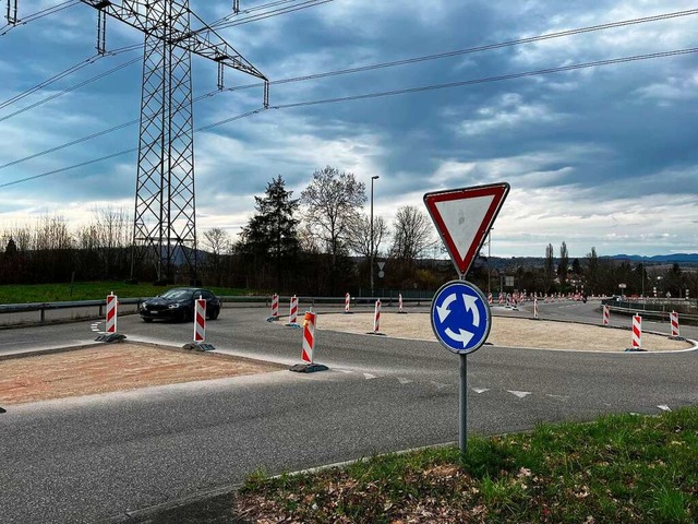 Der Rckbau hat begonnen: Dieser Kreis...durch eine Lichtsignal-Anlage ersetzt.  | Foto: Valentin Zumsteg