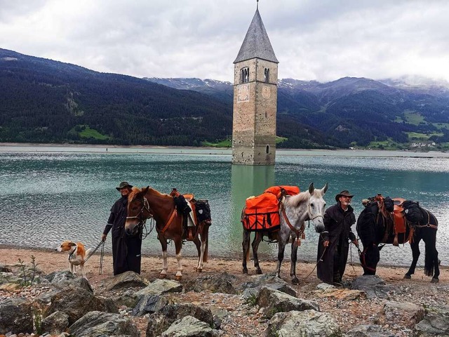 Sabine Kiewitt und Konrad Frey mit Mul...m, der im  Reschensee  versunkenen ist  | Foto: privat