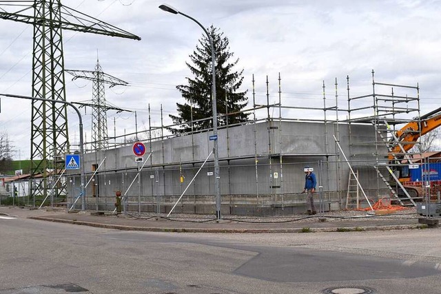 An einem Nebengebude der neuen Gemein...nterkunft laufen die Arbeiten bereits.  | Foto: Horatio Gollin