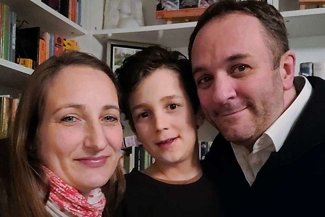 Zisch-Reporter Mika Beule (Mitte) mit seinen Eltern Cornelia und Emmanuel Beule.  | Foto: Privat
