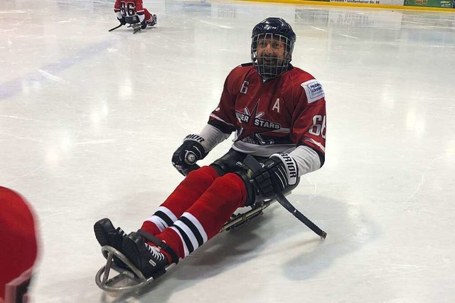 Jens Brandmeier sitzt in seinem Schlitten fr Para-Eishockey  | Foto: Privat