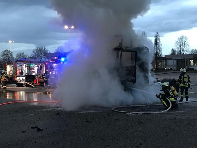 Die Feuerwehr Mahlberg musste ausrcken, weil ein Fahrzeug  in Flammen stand.  | Foto: Feuerwehr Mahlberg