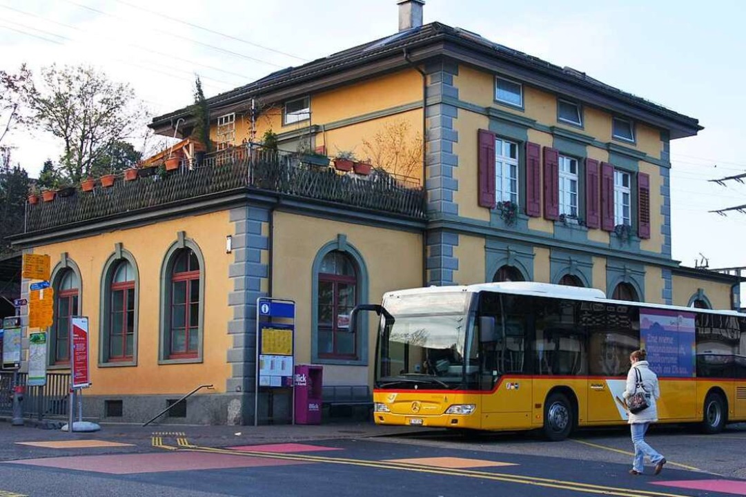 Postbus vor dem Bahnhof Rheinfelden (S...da-do&#8220; werden viele nostalgisch.  | Foto: Valentin Zumsteg