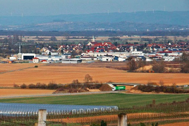 Blick vom Limberg bei Sasbach auf die ... Schauplatz der groen Leistungsschau.  | Foto: Martin Wendel