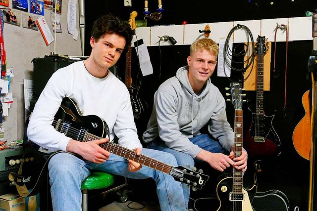 Lino Buchholz (links) und Konstantin S...ten April im Jugendraum in Stegen auf.  | Foto: Christoph Giese