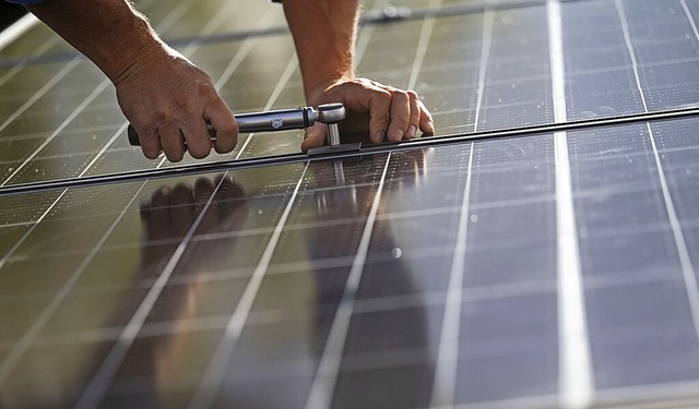 Staufens Gemeinderat beauftragte die Begs mit dem Bau der PV-Anlage.  | Foto: Marijan Murat (dpa)