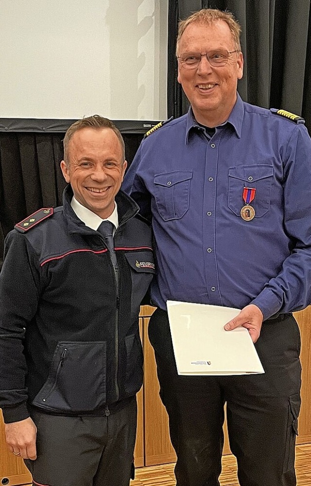 Nico Zimmermann (links) berreichte  R...lle fr internationale Zusammenarbeit.  | Foto: Feuerwehr Simonswald