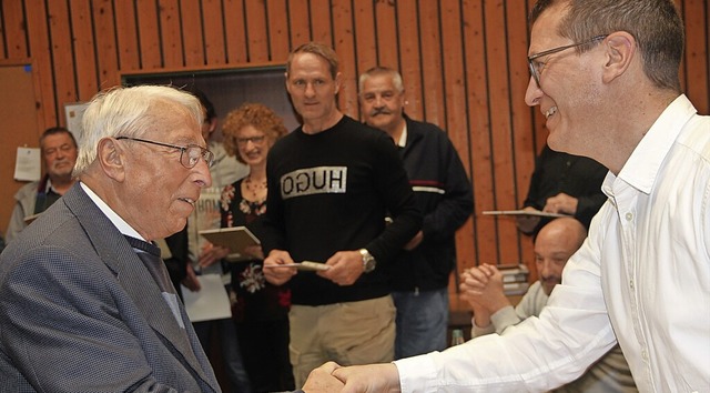 Werner Mrder wurde fr seine 70-jhri...orsitzenden Frank Ludin ausgezeichnet.  | Foto: Verein