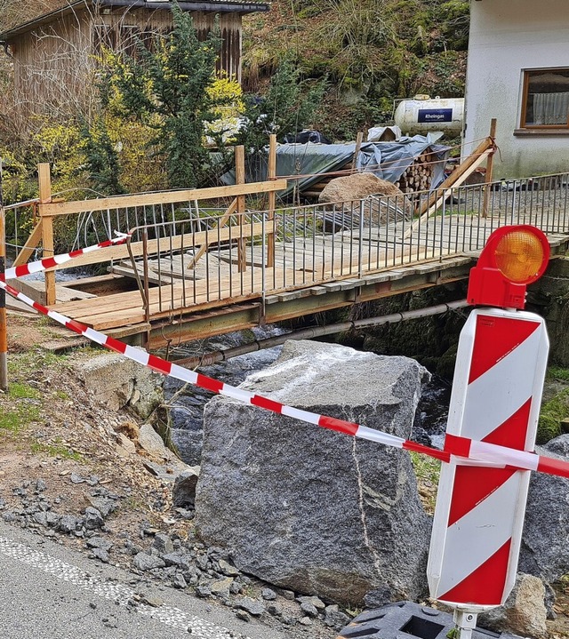 Der Felsbrocken hat eine  Brcke ber die Kleine Wiese voll erwischt .  | Foto: Gerald Nill