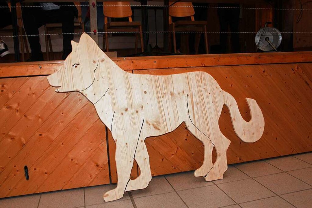 Im Holzmodell sieht der Wolf direkt ni...Schwarzwaldhalle allzu deutlich wurde.  | Foto: Christa Maier