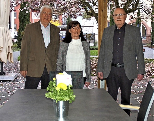 Vorstand Hermann Burger, Martina Gndn...dem gespendeten Tisch im Spitalgarten   | Foto: Wolfgang Beck
