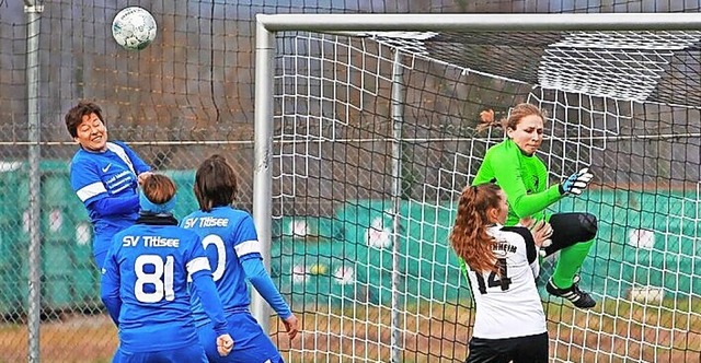 Massiver Einsatz vor dem gegnerischen ... Sprung in die Verbandsliga schaffen.   | Foto: Daniel Hengst