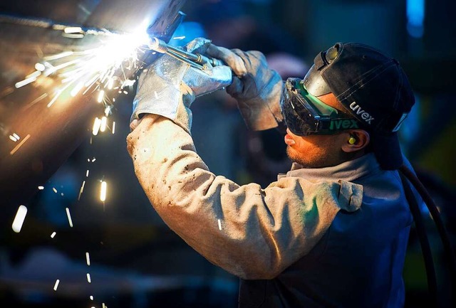 Ein Schweier aus Somalia bei der Arbeit in einem brandenburgischen Stahlwerk.  | Foto: Patrick Pleul (dpa)