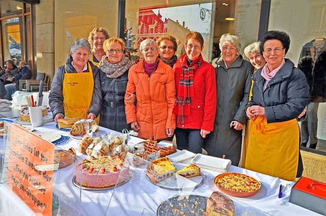 Die Frauengruppe Freie Whler im Jahr ...an einem ihrer unzhligen Kuchenstnde  | Foto: Barbara Ruda